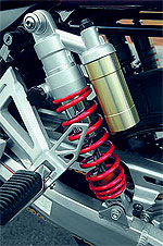 Задние амортизаторы рюкзачного типа с регулировками предварительного поджатия и гадравлических характеритсик сжатия и отбоя